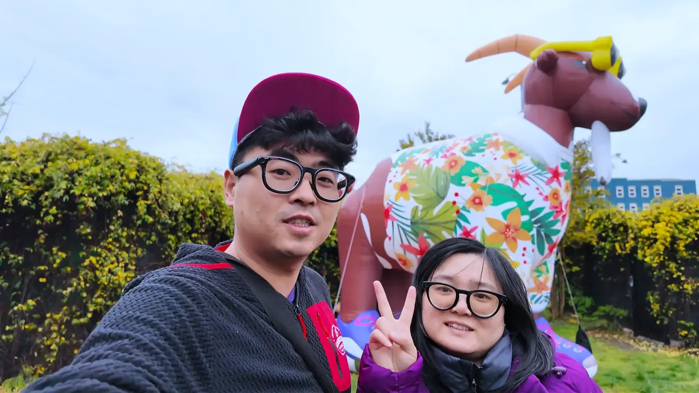 Selfie with the rooster sculpture