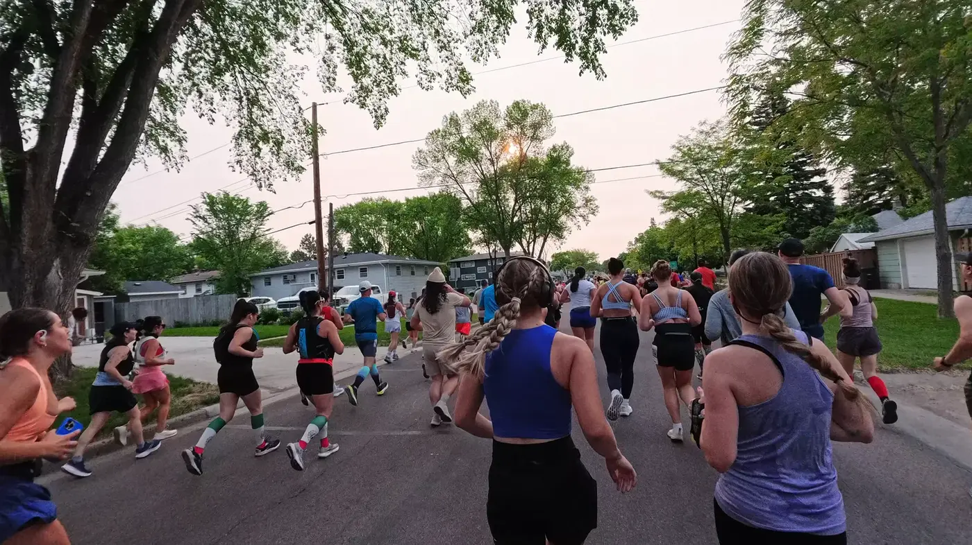 Neighborhood crowd after mile one