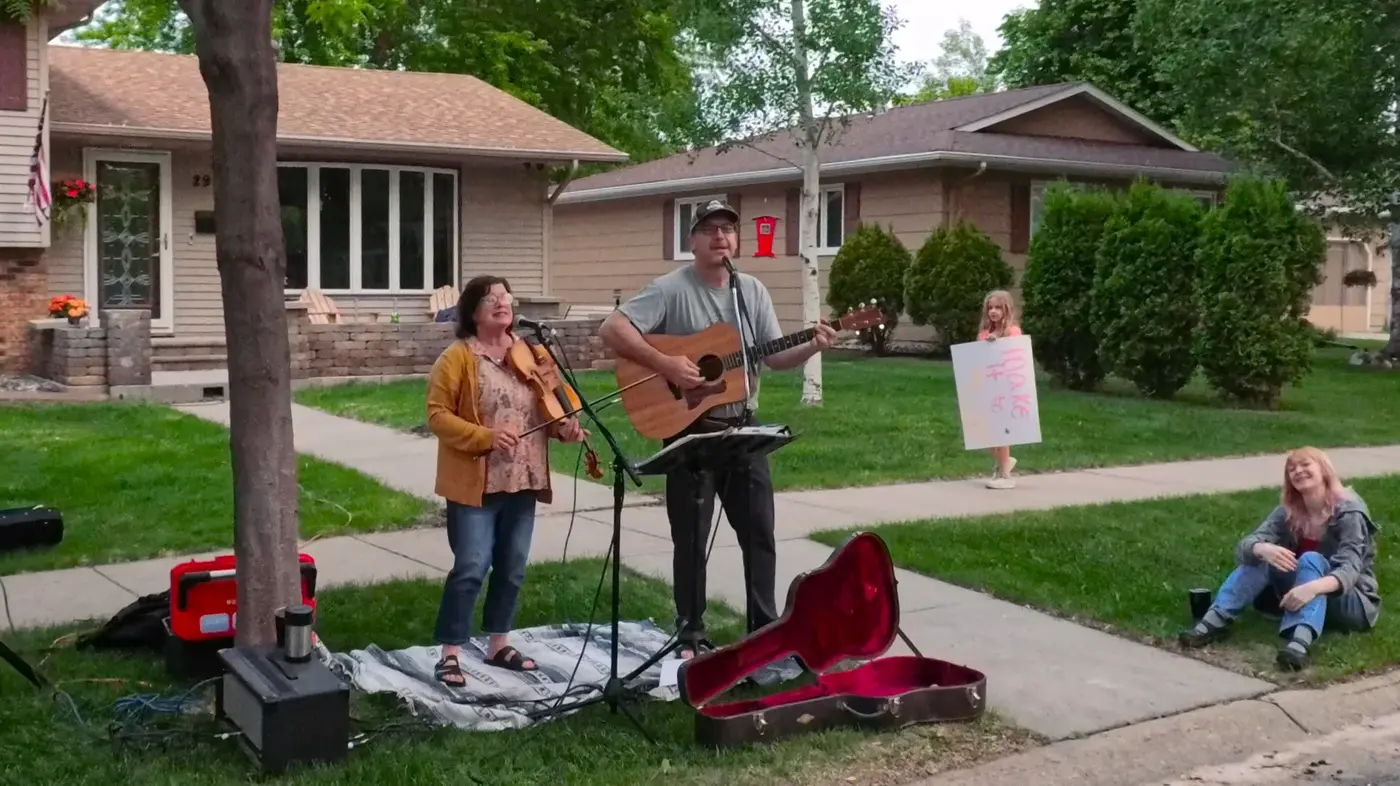 Driveway musicians cheering the course