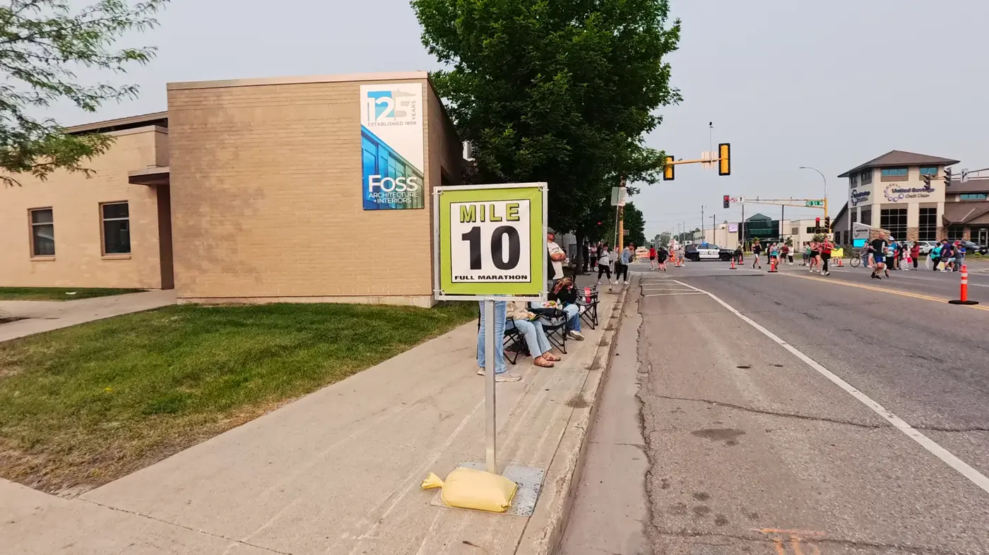 Mile 10 sign by the brick wall
