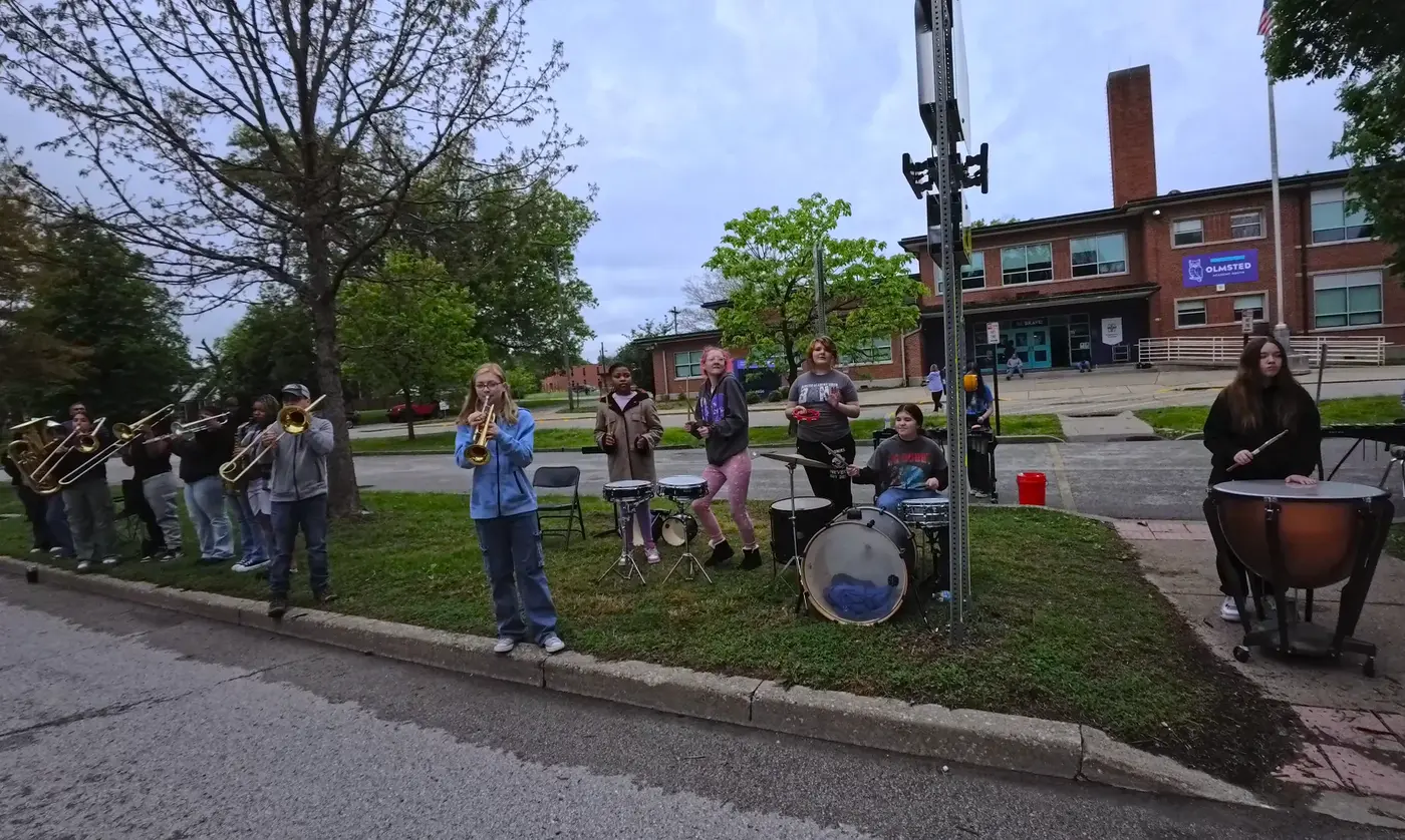 Front-yard band cheering on the course