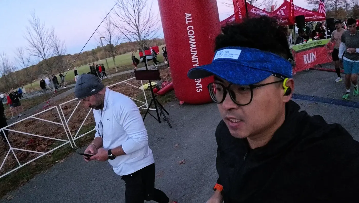 pre-start selfie by the red arch