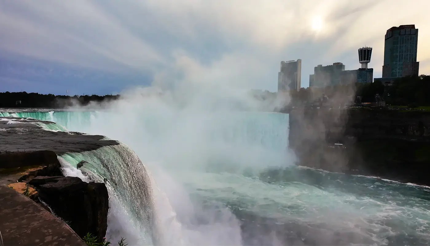 Horseshoe Falls pouring into the gorge