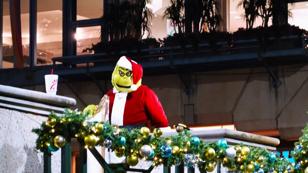 River Walk Green Santa @Arsenan