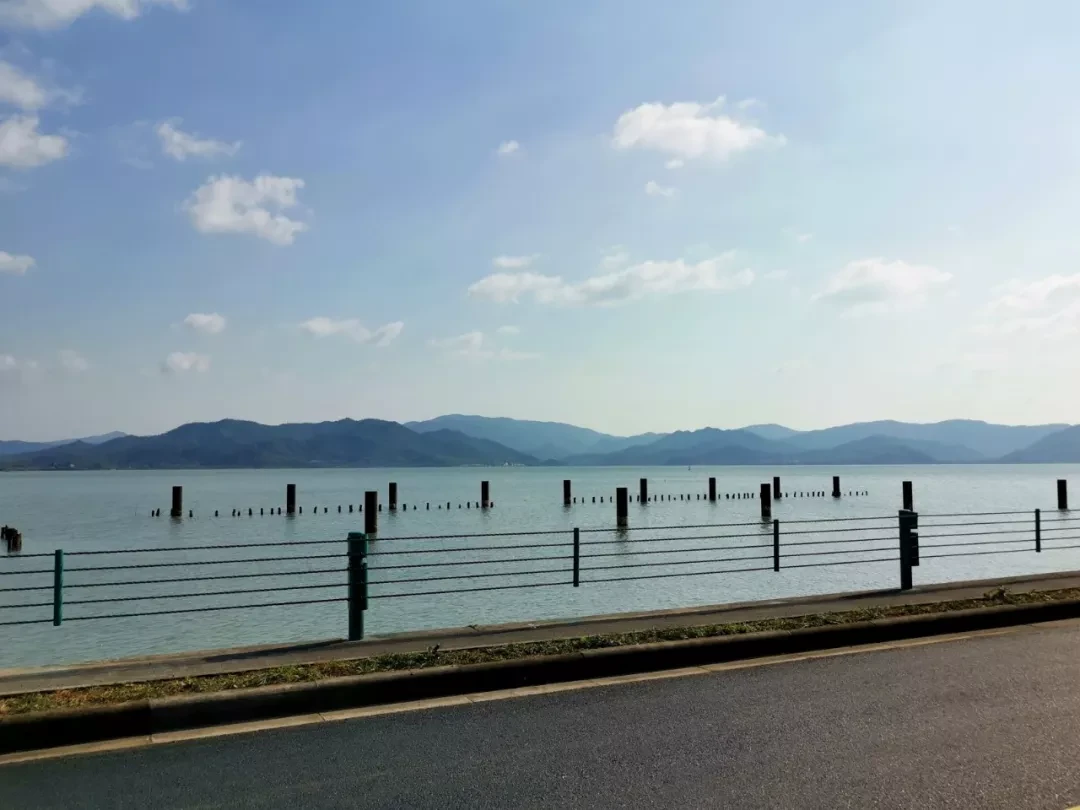 Dongqian Lake road