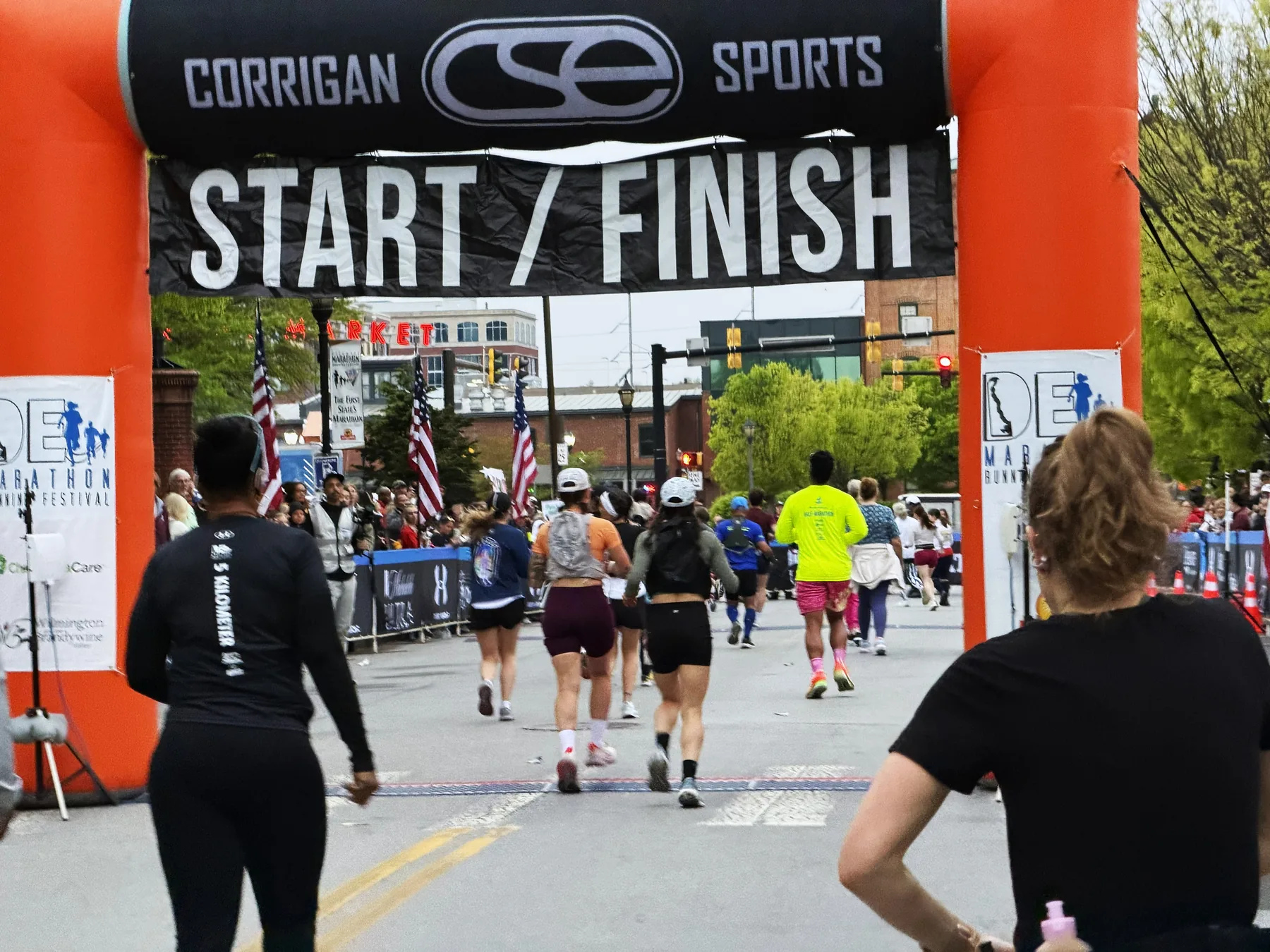 Delaware Marathon start and finish arch