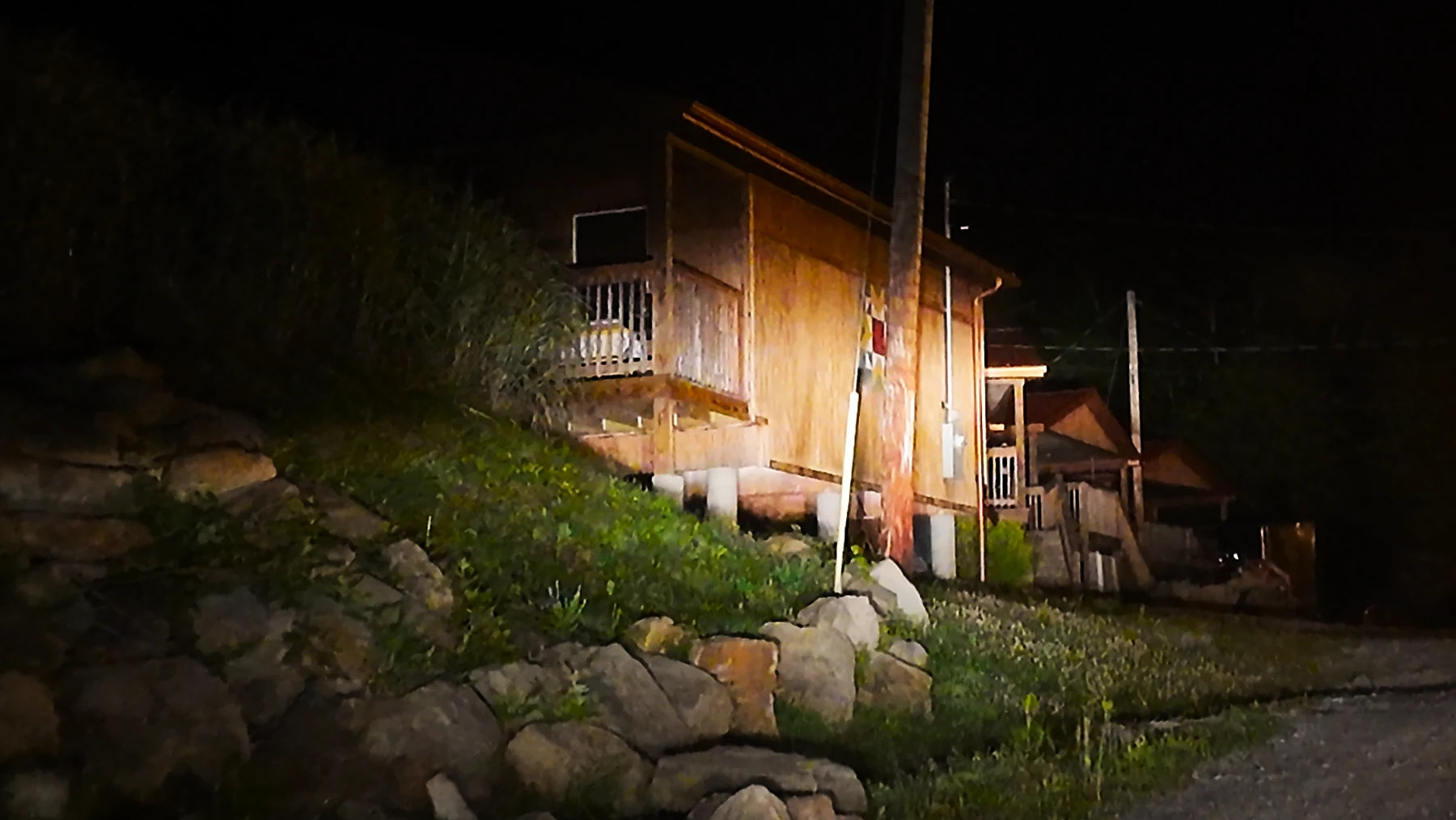 夜色里亮着灯的木屋