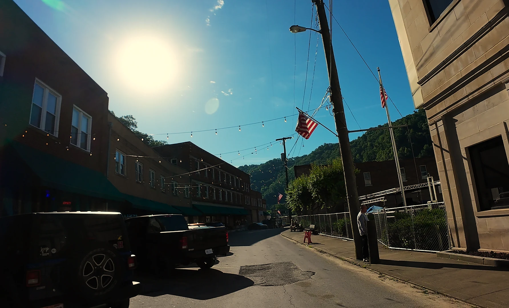 阳光下的 Matewan 街口
