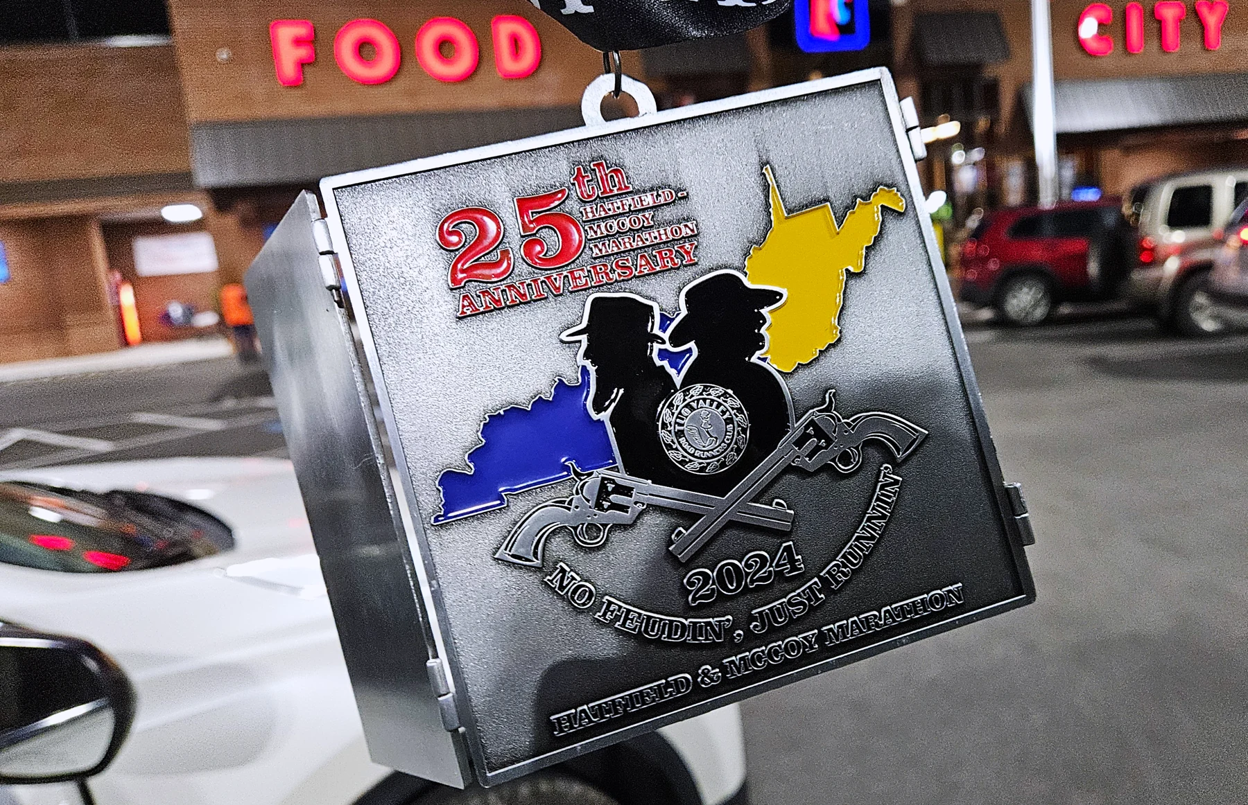 在 Food City 前再看一眼打开奖牌